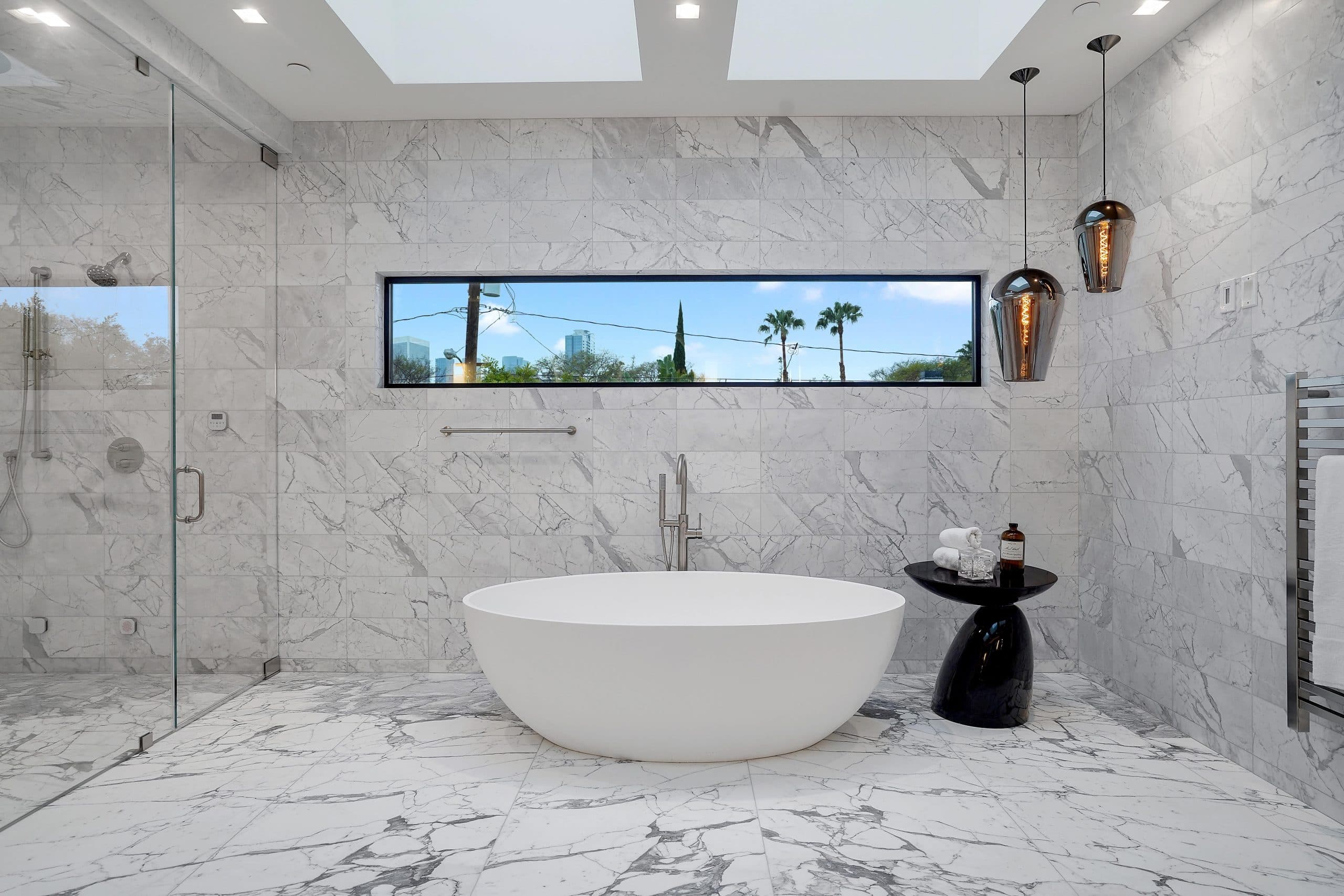 Bathroom with large-format porcelain tile walls